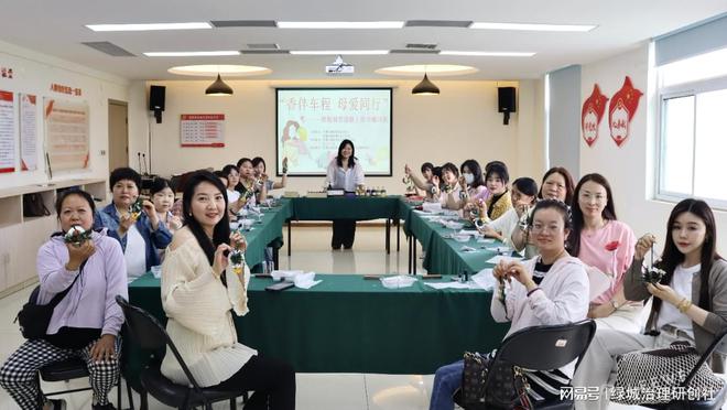 同行”——关爱巾帼司机母亲节暖心活动CQ9电子游戏网站“香伴车程 母爱(图2)
