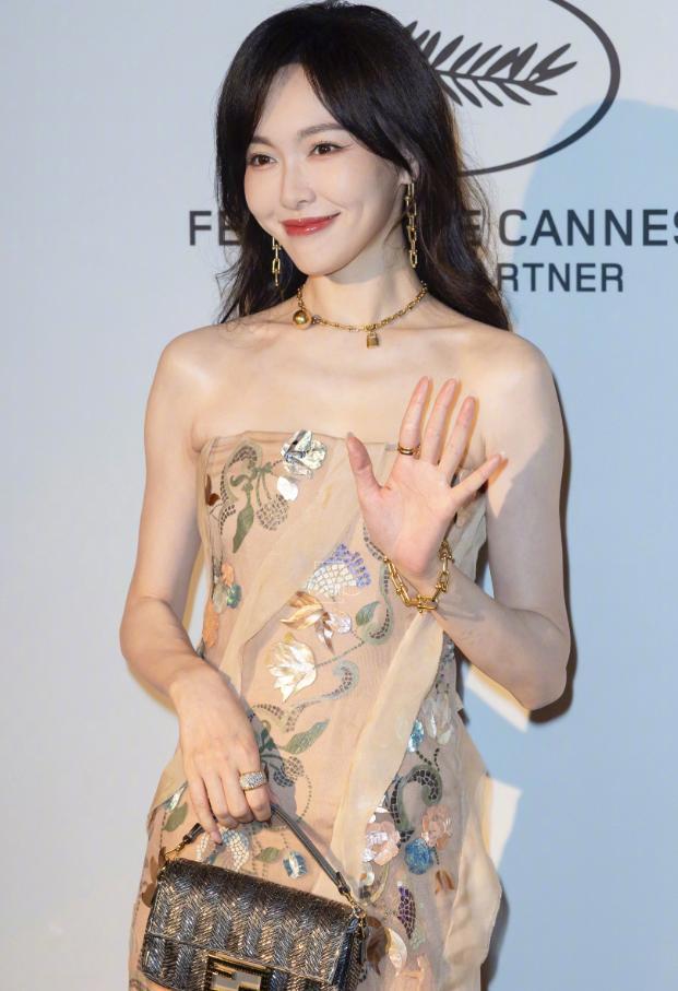 、c位大混战明星在红毯上作的妖笑死人了CQ9电子有限公司打扮奇葩、忸怩做作(图2)
