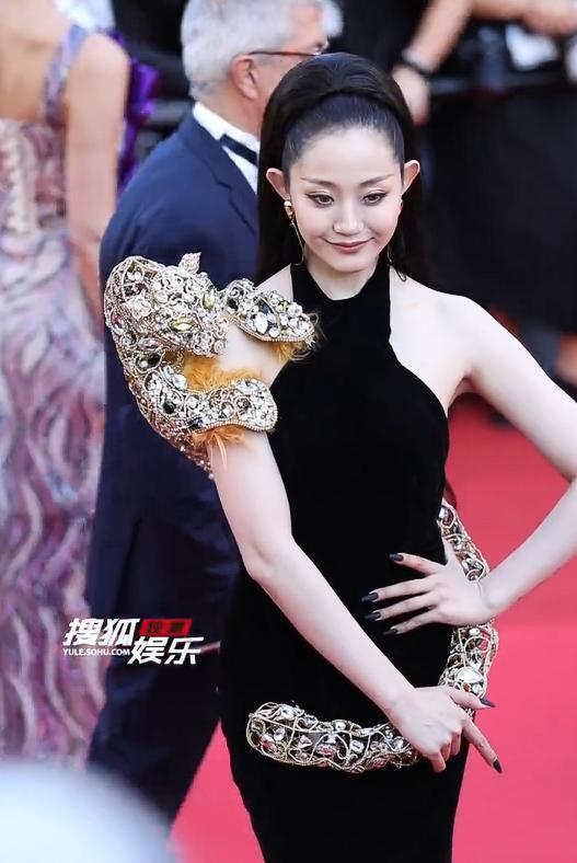 、c位大混战明星在红毯上作的妖笑死人了CQ9电子有限公司打扮奇葩、忸怩做作(图8)