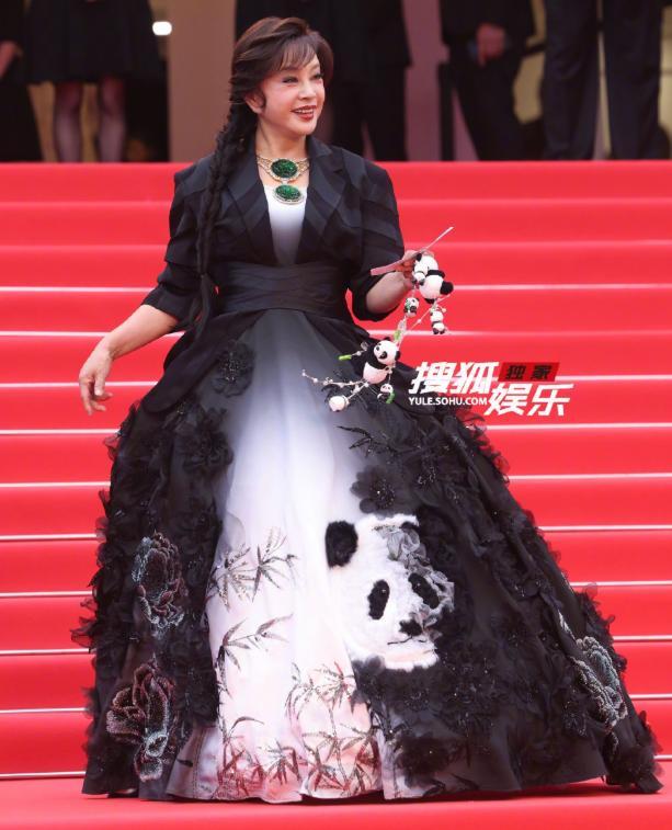 、c位大混战明星在红毯上作的妖笑死人了CQ9电子有限公司打扮奇葩、忸怩做作(图11)