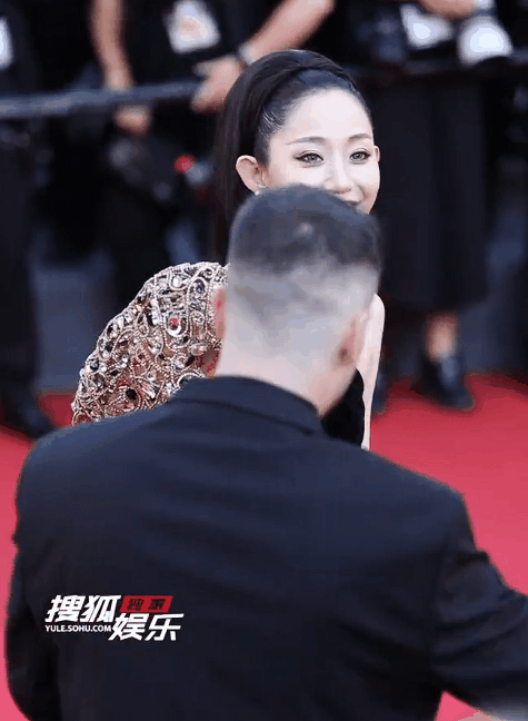 、c位大混战明星在红毯上作的妖笑死人了CQ9电子有限公司打扮奇葩、忸怩做作(图22)